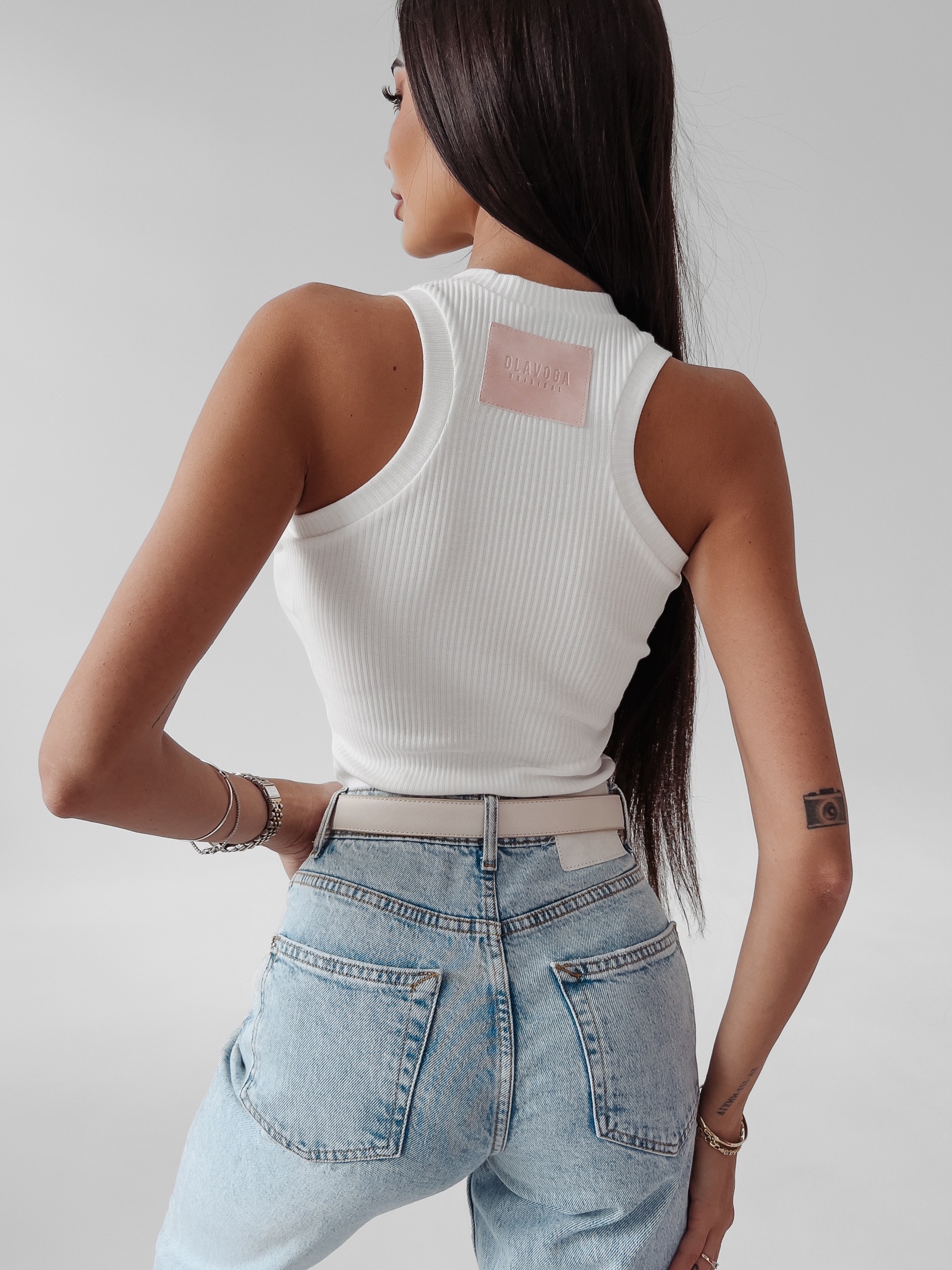 Top basic bawełniany Teja Ola Voga ecru