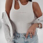 Body prążkowane z wycięciem Tajla Ola Voga ecru