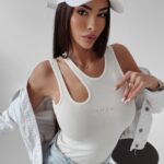 Body prążkowane z wycięciem Tajla Ola Voga ecru