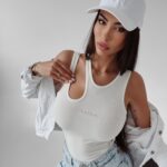 Body prążkowane z wycięciem Tajla Ola Voga ecru