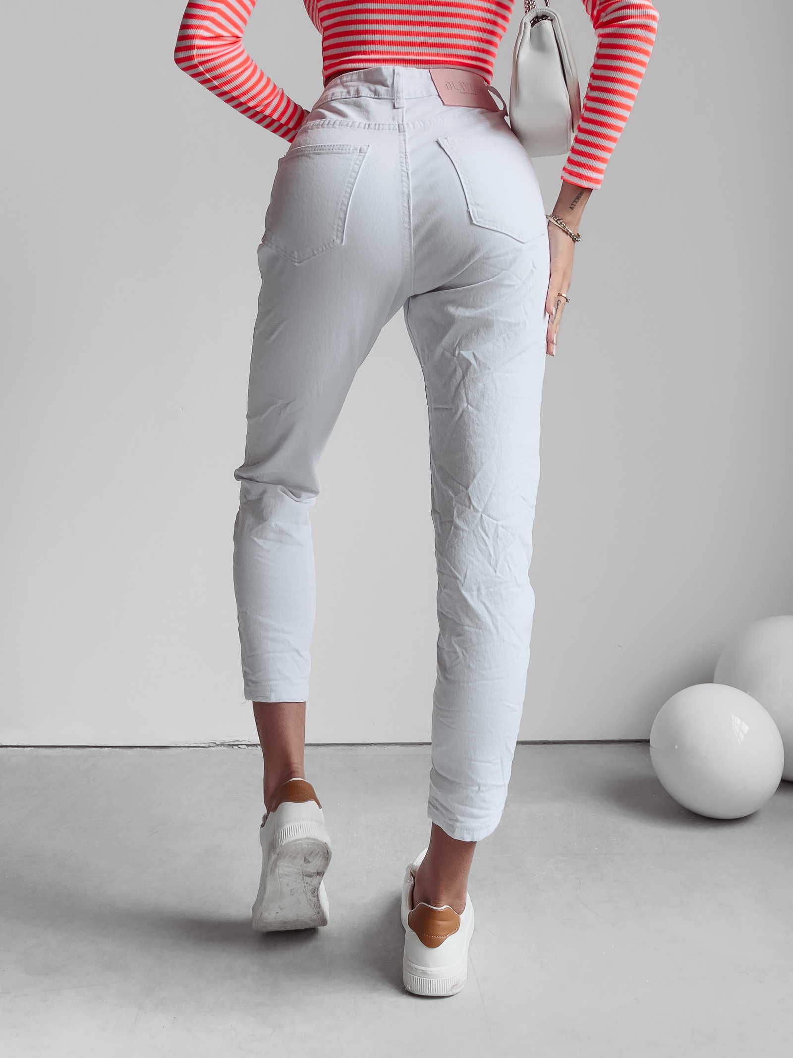 Spodnie jeansowe mom fit CAMI 249 OLAVOGA białe Spodnie jeansowe mom fit CAMI 249 OLAVOGA białe