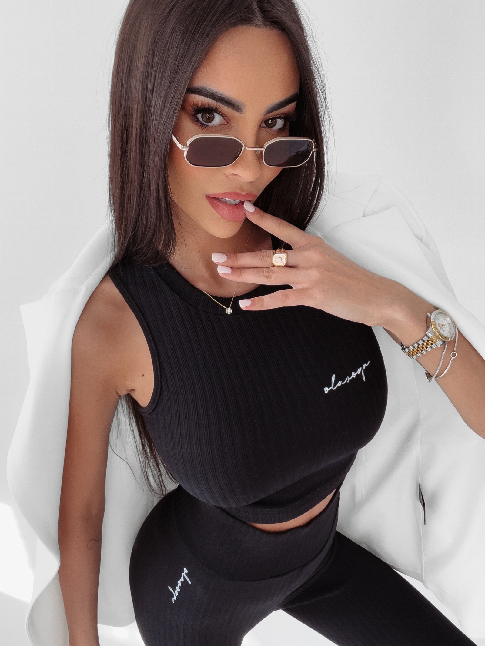 Komplet prążkowany sportowy Colet Ola Voga czarny Komplet prążkowany sportowy Colet Ola Voga czarny