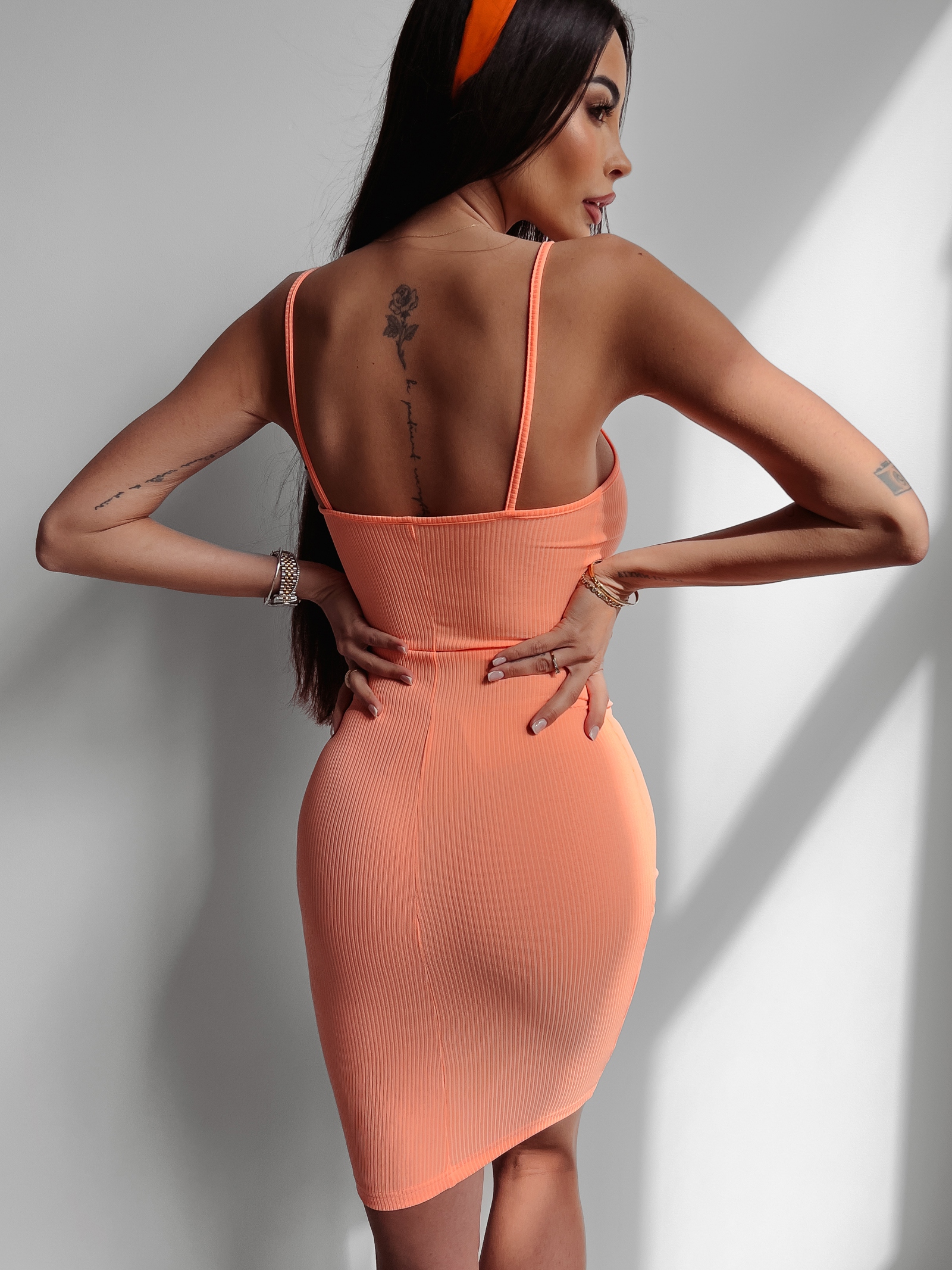 Sukienka dopasowana Abbie Ola Voga koralowa Sukienka dopasowana Abbie Ola Voga koralowa
