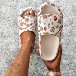 Klapki piankowe Madam Bearo białe w misie i truskawki