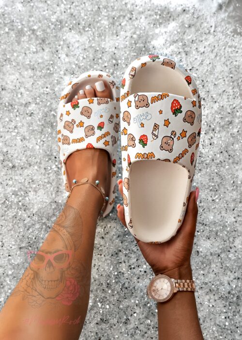 Klapki piankowe Madam Bearo białe w misie i truskawki