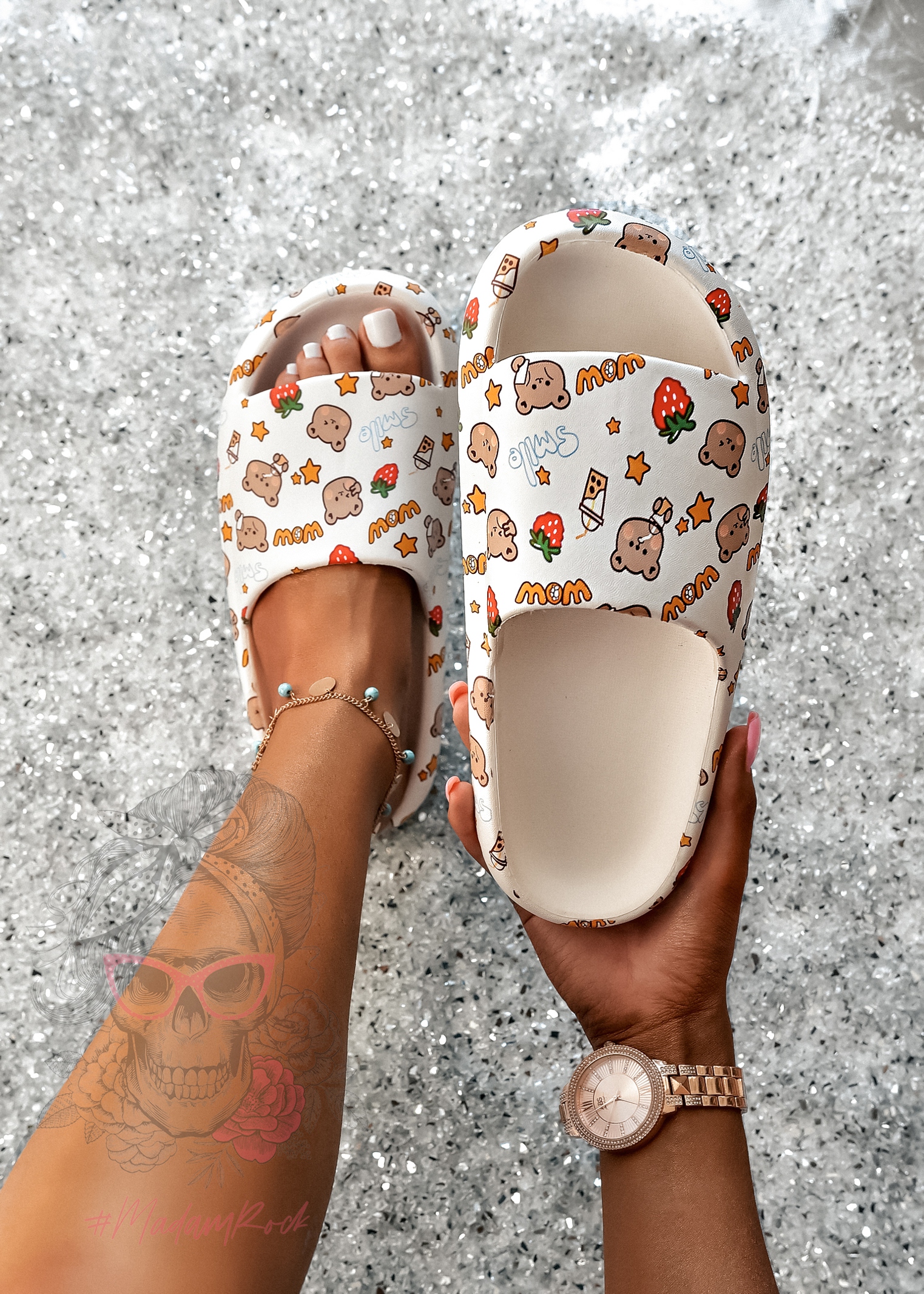 Klapki piankowe Madam Bearo białe w misie i truskawki