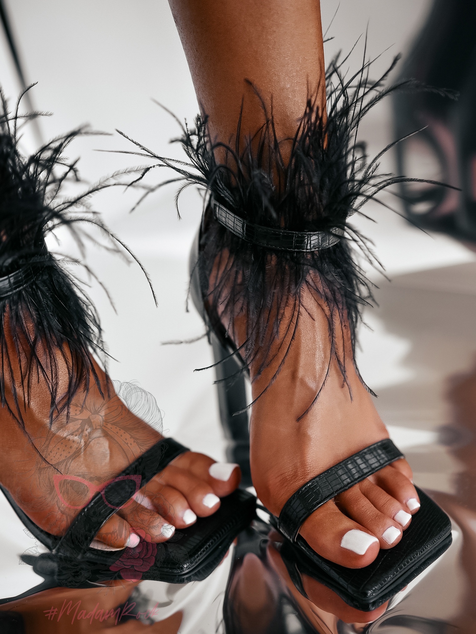 Sandały z piórami Madam Sontre czarne