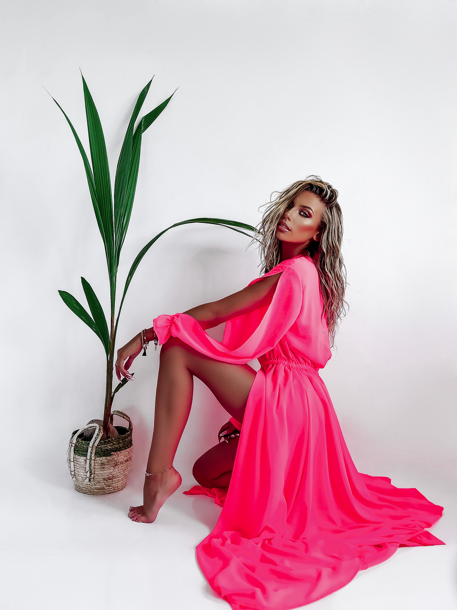 Narzutka plażowa On The Beach Ola Voga neonowy róż