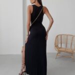Sukienka dopasowana z rozcięciem Amali Ola Voga czarna