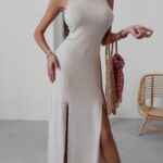 Sukienka dopasowana z rozcięciem Amali Ola Voga beżowa