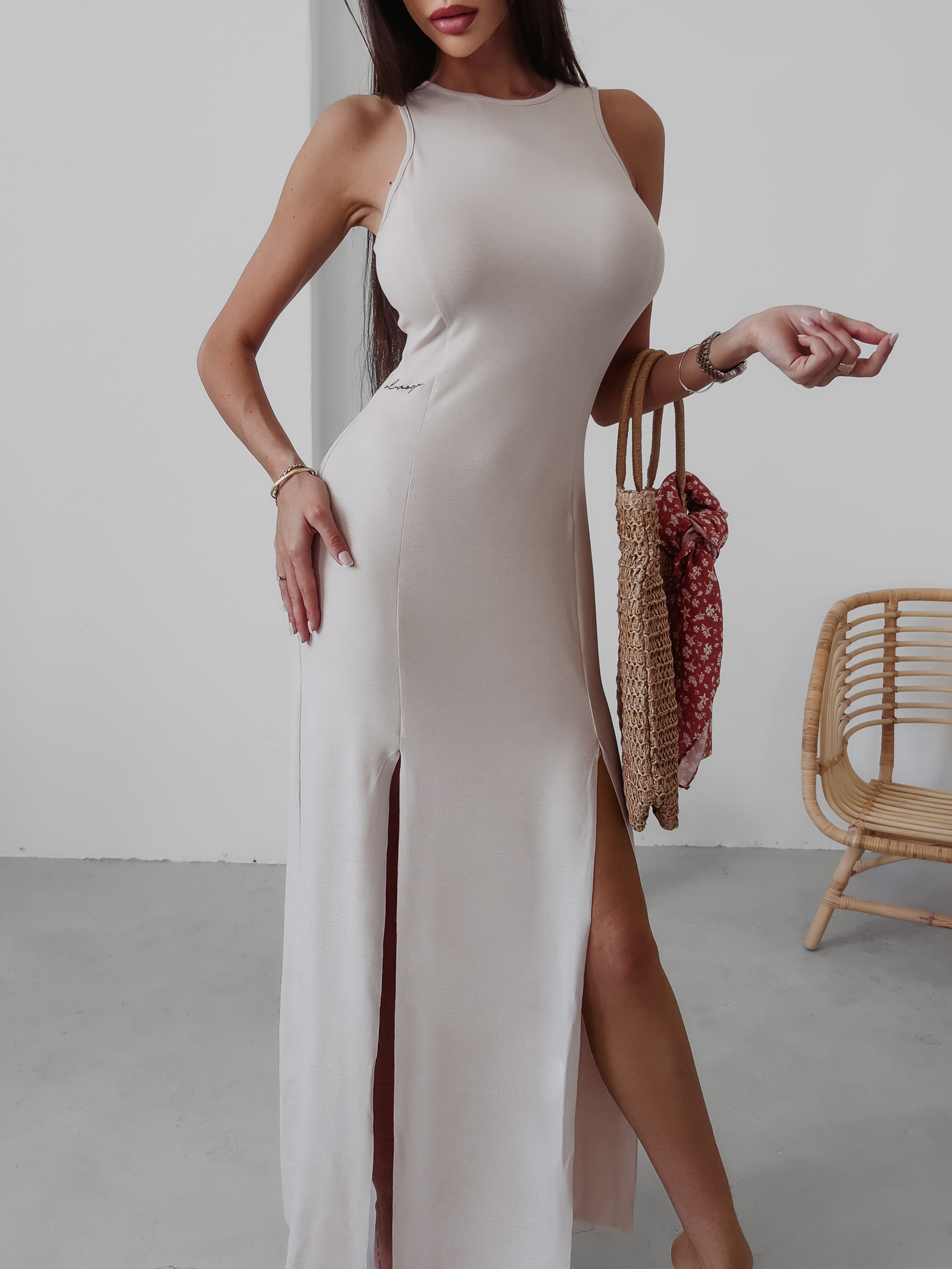 Sukienka dopasowana z rozcięciem Amali Ola Voga beżowa