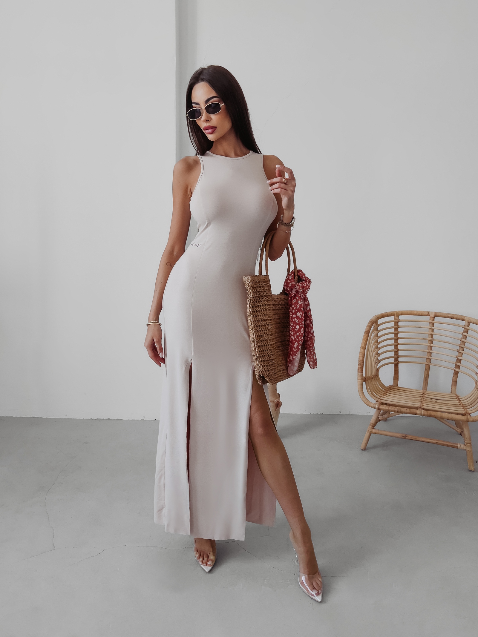 Sukienka dopasowana z rozcięciem Amali Ola Voga beżowa