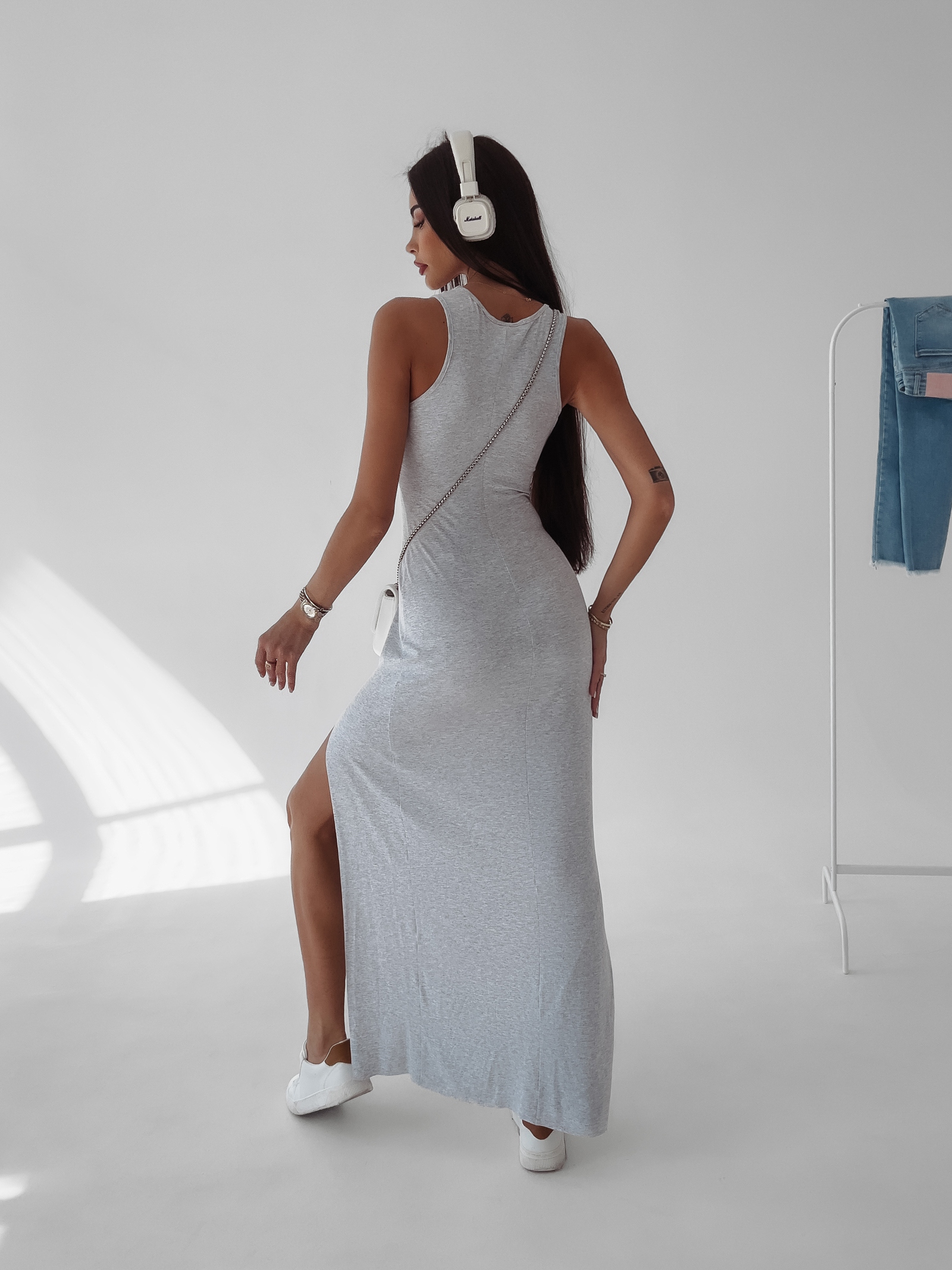 Sukienka dopasowana z rozcięciem Amali Ola Voga szara