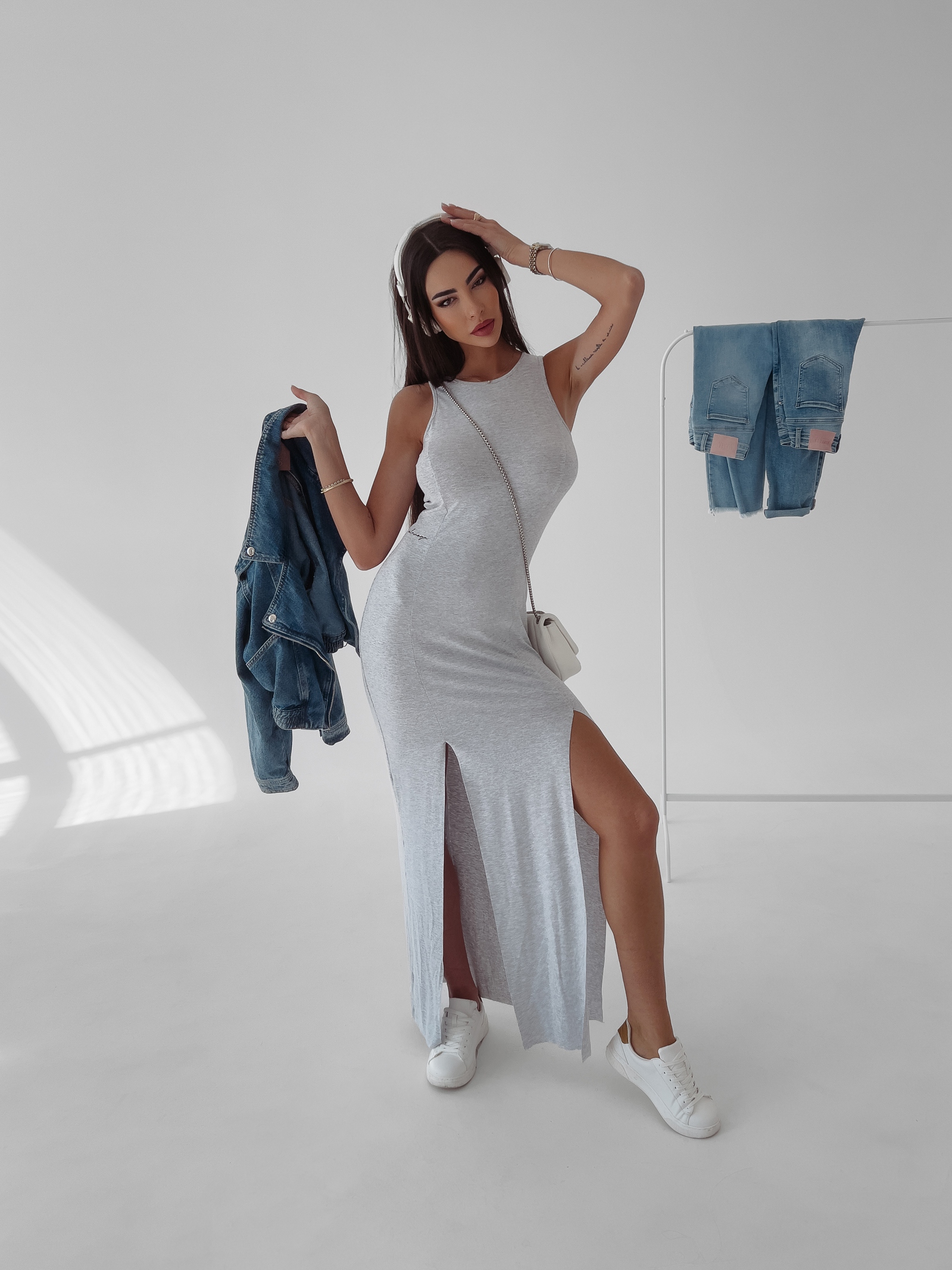 Sukienka dopasowana z rozcięciem Amali Ola Voga szara