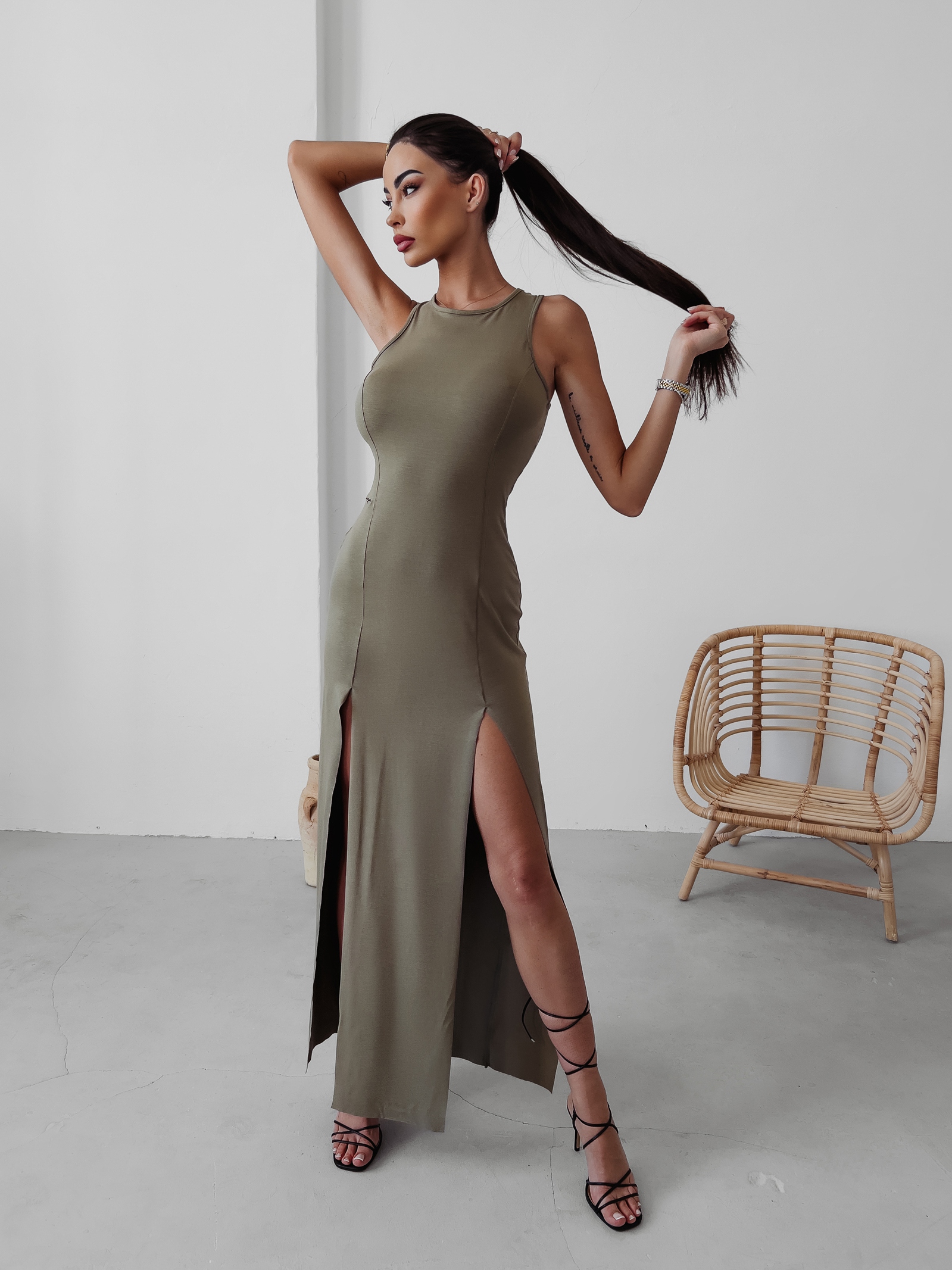 Sukienka dopasowana z rozcięciem Amali Ola Voga khaki