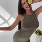 Sukienka dopasowana z rozcięciem Amali Ola Voga khaki