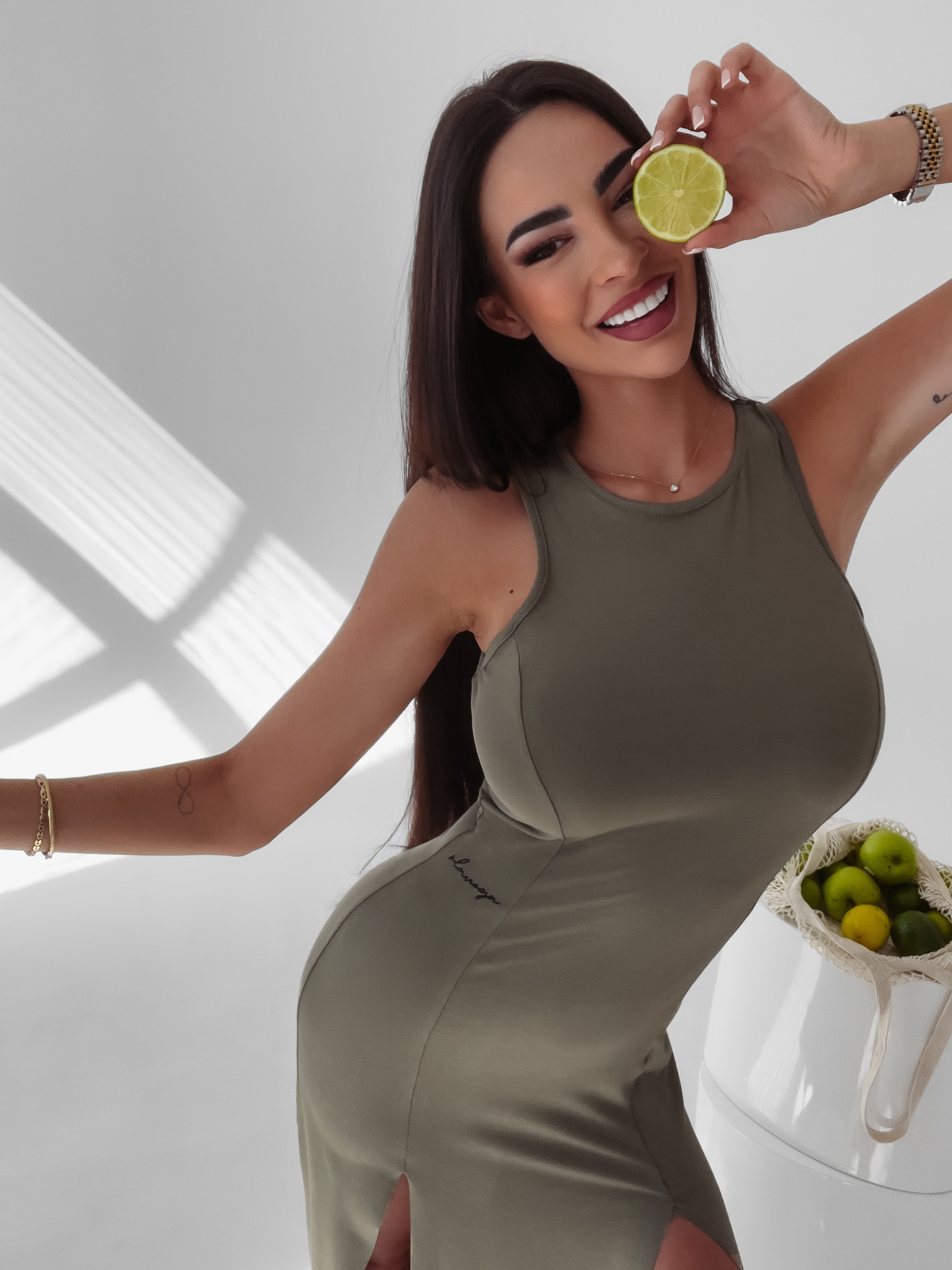 Sukienka dopasowana z rozcięciem Amali Ola Voga khaki