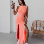 Sukienka dopasowana z rozcięciem Amali Ola Voga koralowa