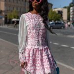 Sukienka gipiurowa z siatką Lalla różowo-biała