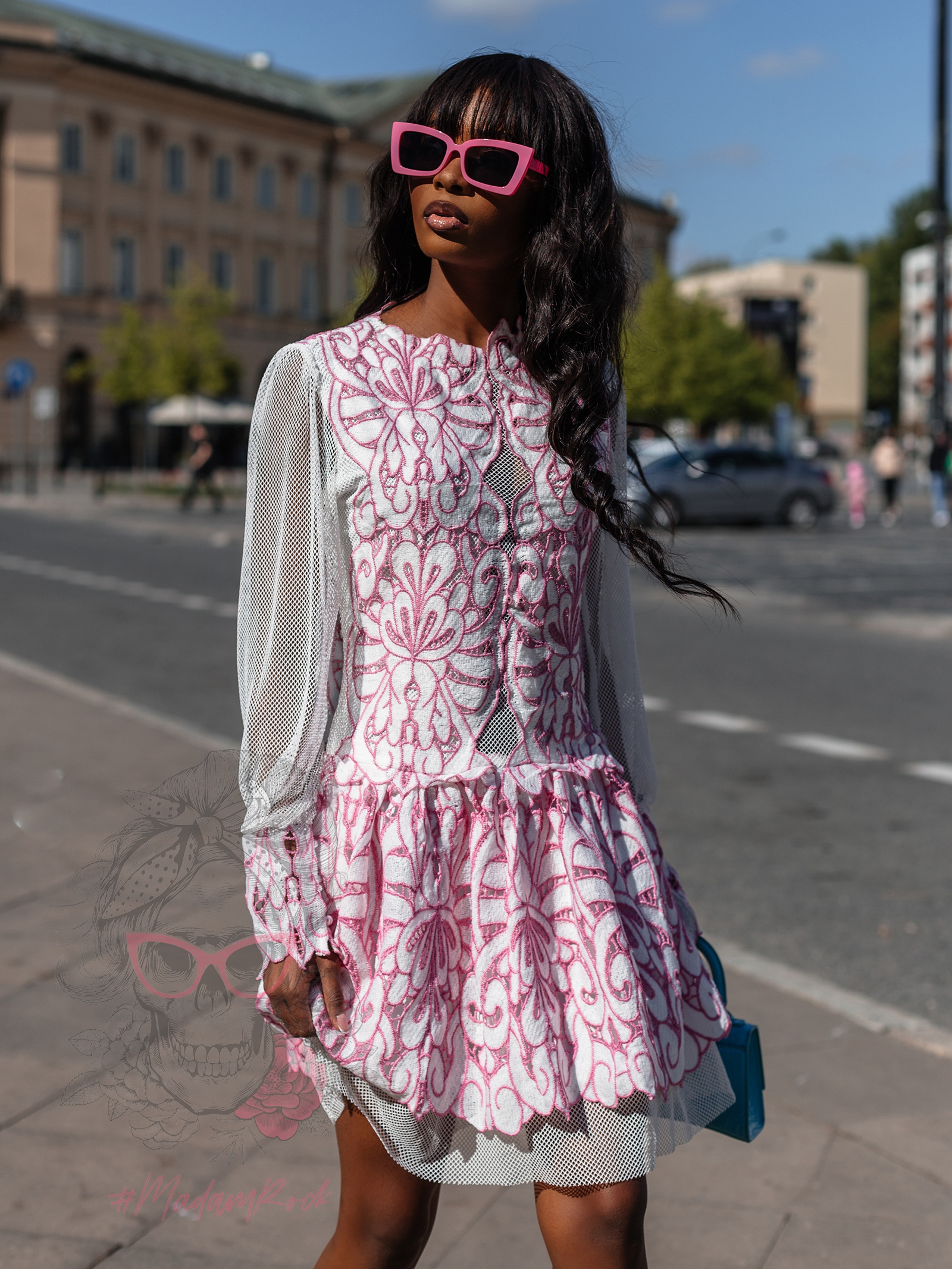 Sukienka gipiurowa z siatką Lalla różowo-biała