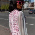 Sukienka gipiurowa z siatką Lalla różowo-biała