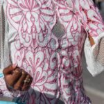 Sukienka gipiurowa z siatką Lalla różowo-biała