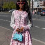 Sukienka gipiurowa z siatką Lalla różowo-biała