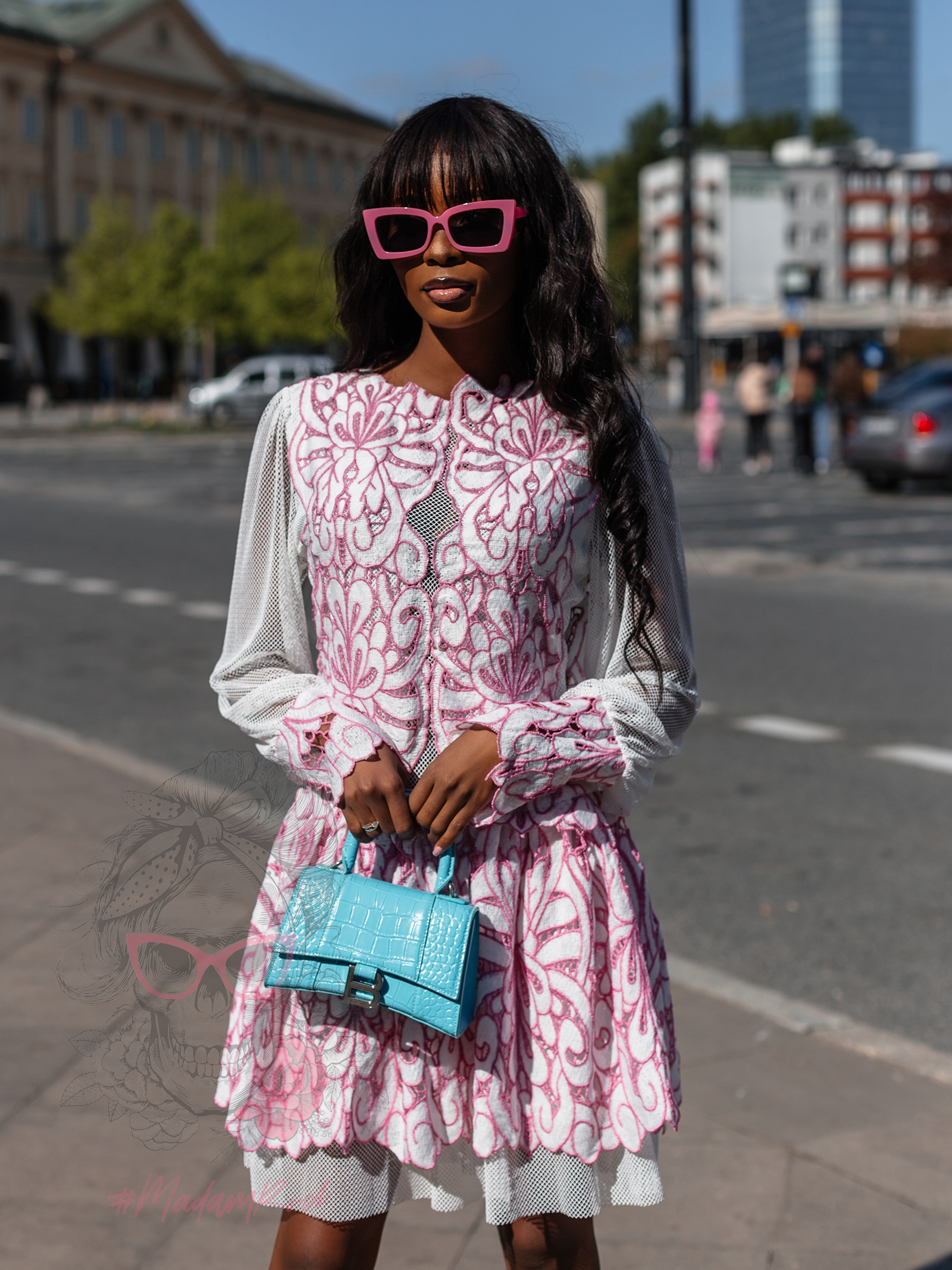 Sukienka gipiurowa z siatką Lalla różowo-biała