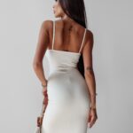 Sukienka elegancka z dekoltem Paris Ola Voga ecru