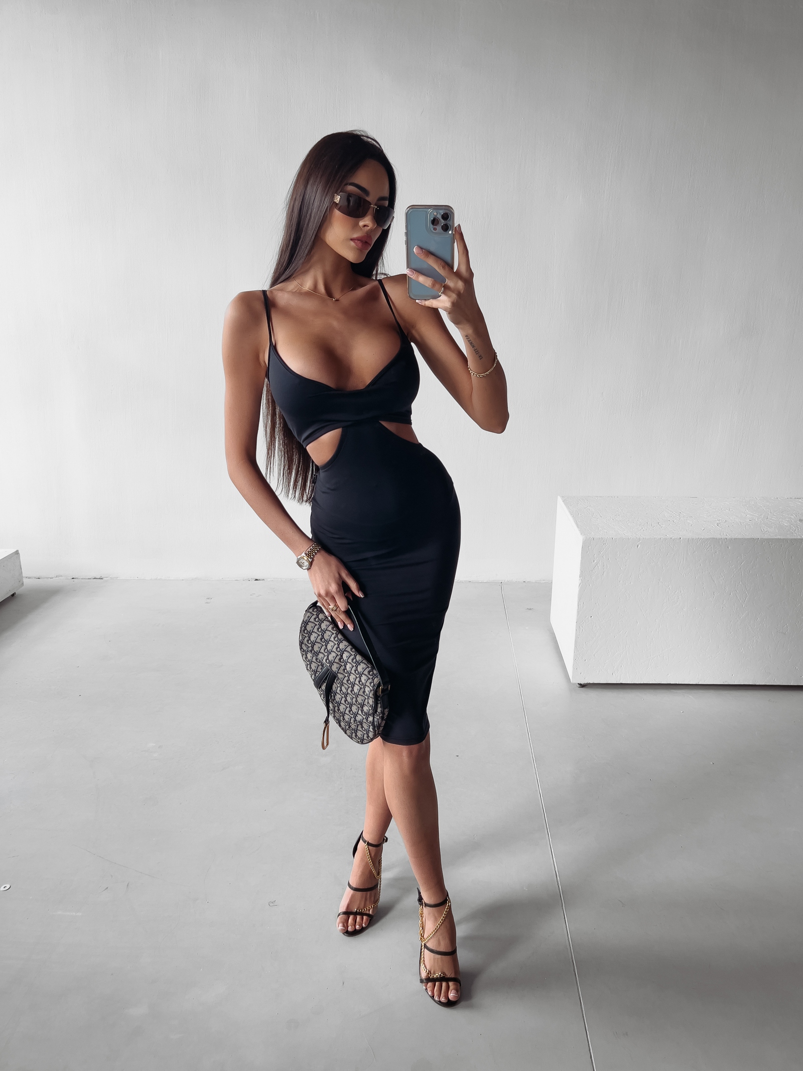 Sukienka z ozdobnymi rozcięciami Vision Ola Voga czarna Sukienka z ozdobnymi rozcięciami Vision Ola Voga czarna