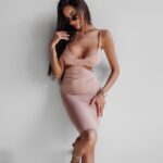 Sukienka z ozdobnymi rozcięciami Vision Ola Voga pudrowy róż