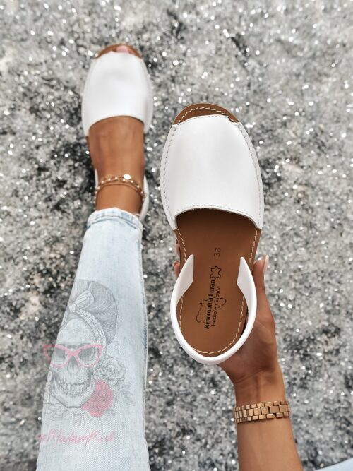 Sandały płaskie skórzane Madam Boso białe