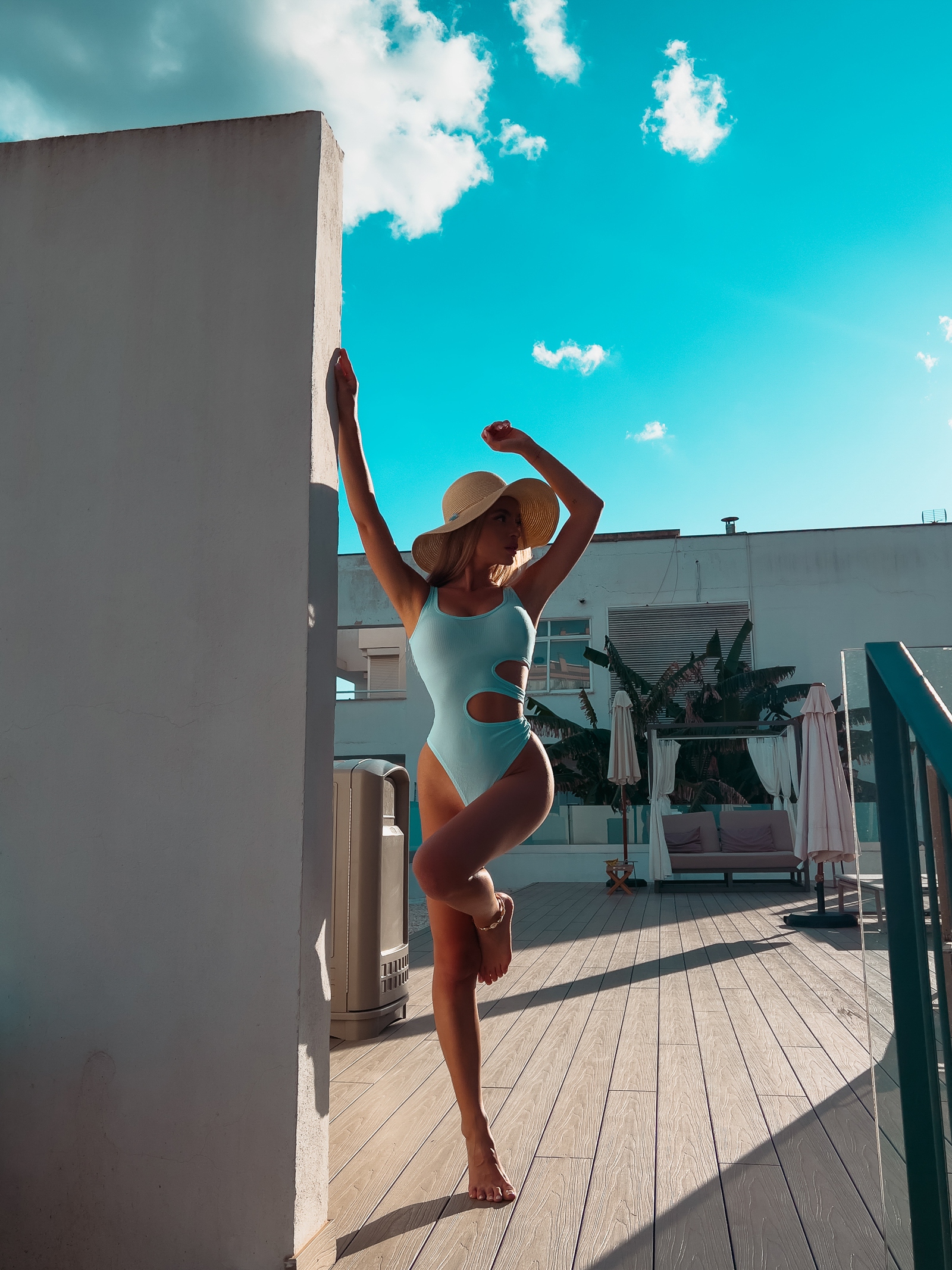 Body dopasowane z wycięciem Selia Ola Voga błękitne