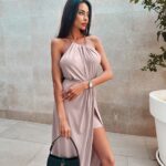 Sukienka elegancka maxi z rozcięciem Maris Ola Voga beżowa