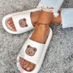 Klapki z misiem Madam Mibi białe