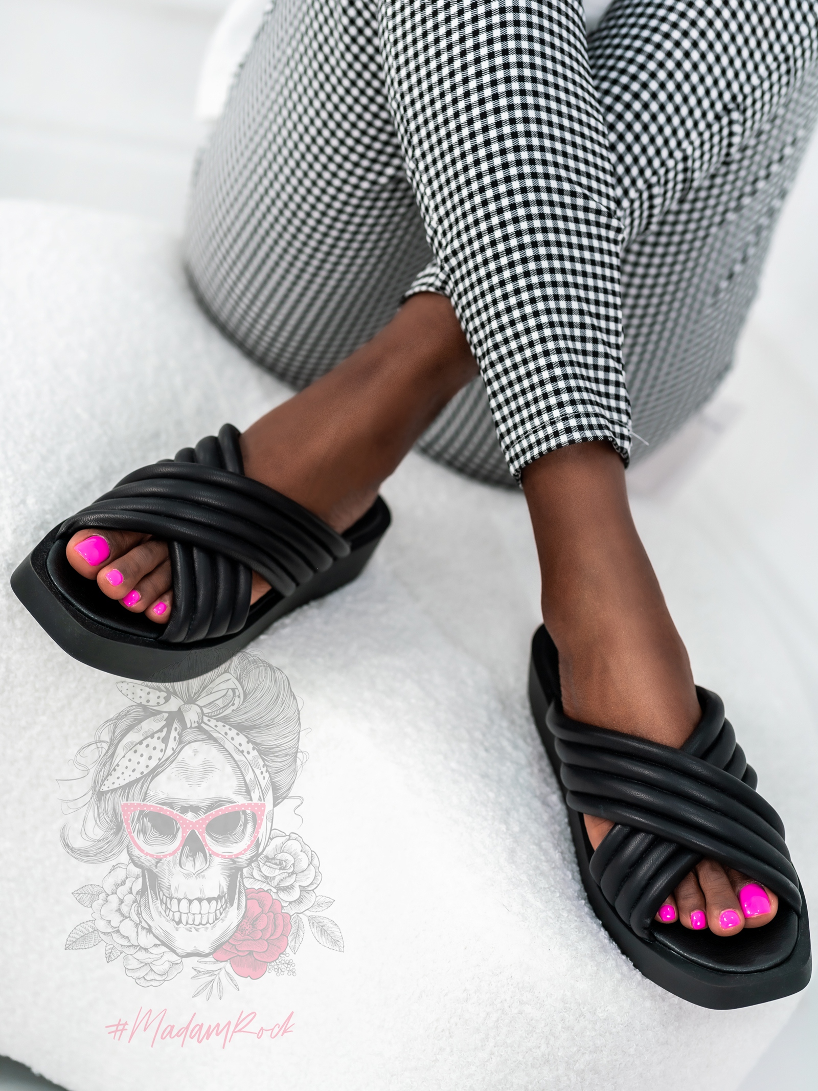 Klapki na platformie Madam Iksi czarne Klapki na platformie Madam Iksi czarne