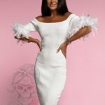 Sukienka prążkowana z piórami Spectra biała