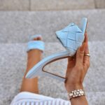 Klapki plecione na szpilce Madam Veneto błękitne