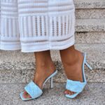 Klapki plecione na szpilce Madam Veneto błękitne