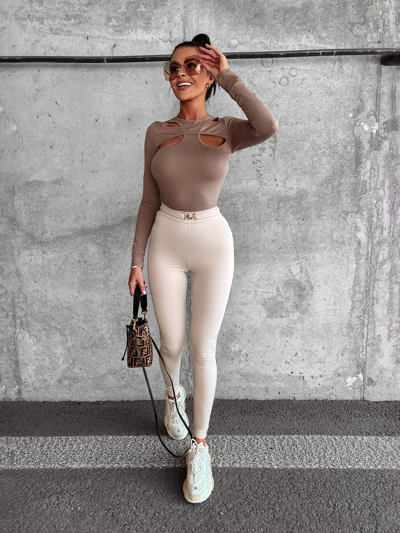 Bluzka dopasowana z wycięciem Elliana Ola Voga beżowa