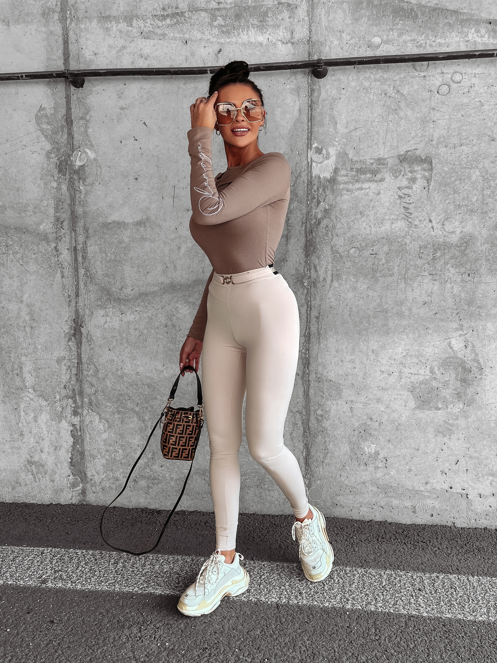 Bluzka dopasowana z wycięciem Elliana Ola Voga beżowa