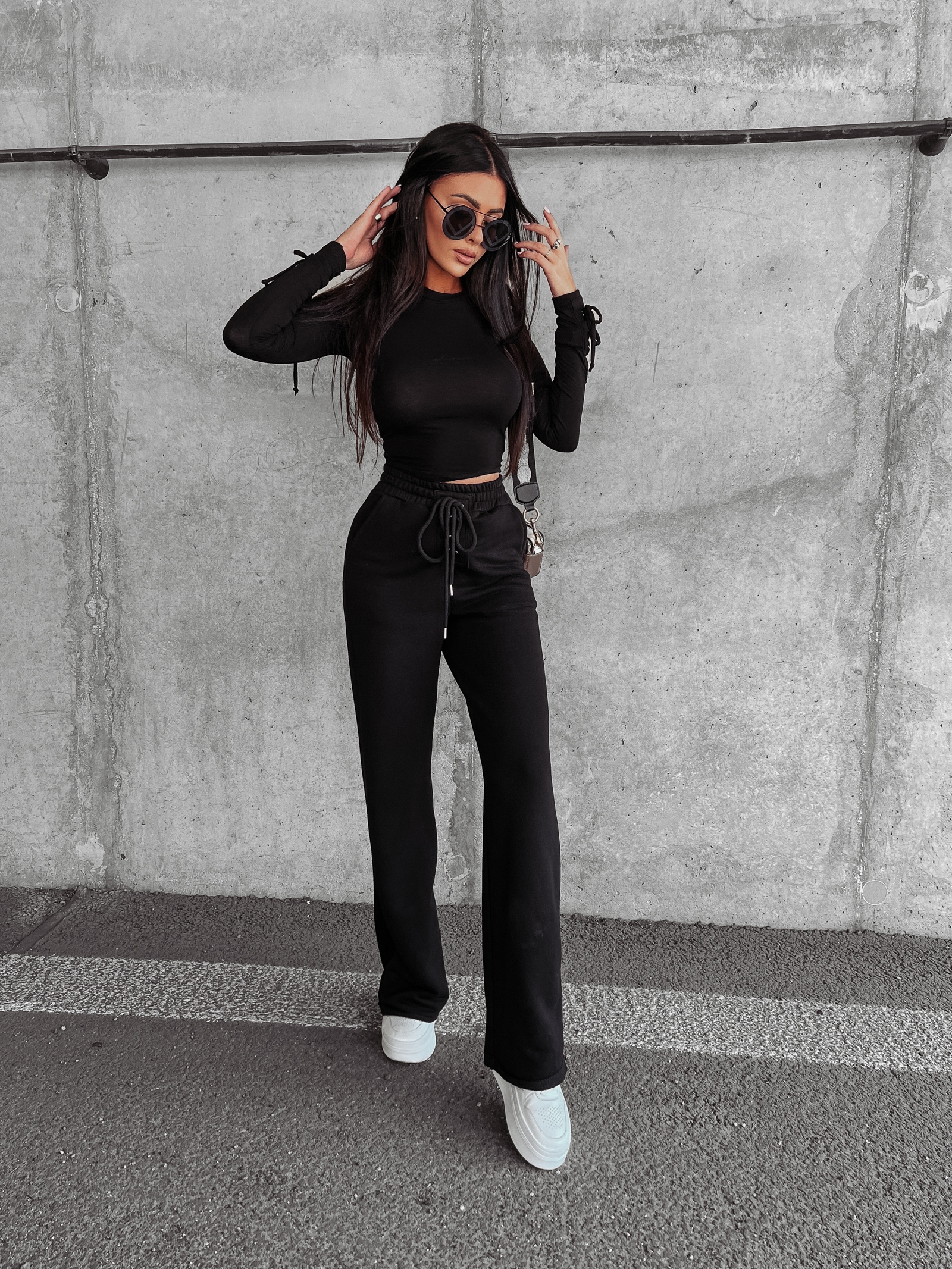 Bluzka dopasowana wiązana Donia Ola Voga czarna Bluzka dopasowana wiązana Donia Ola Voga czarna