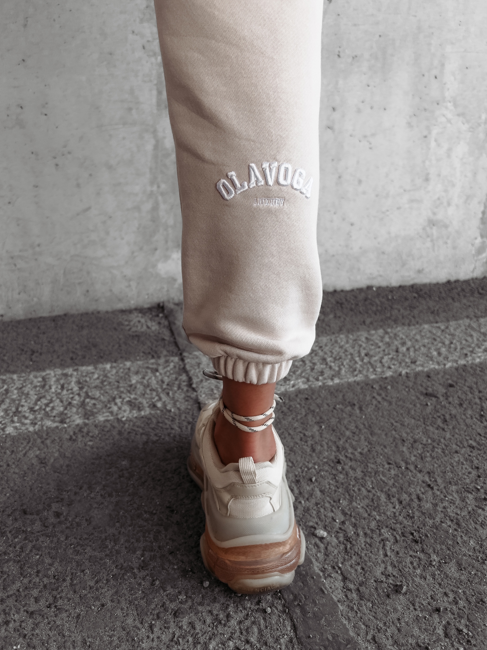 Spodnie bawełniane z haftem Brano Ola Voga beżowe