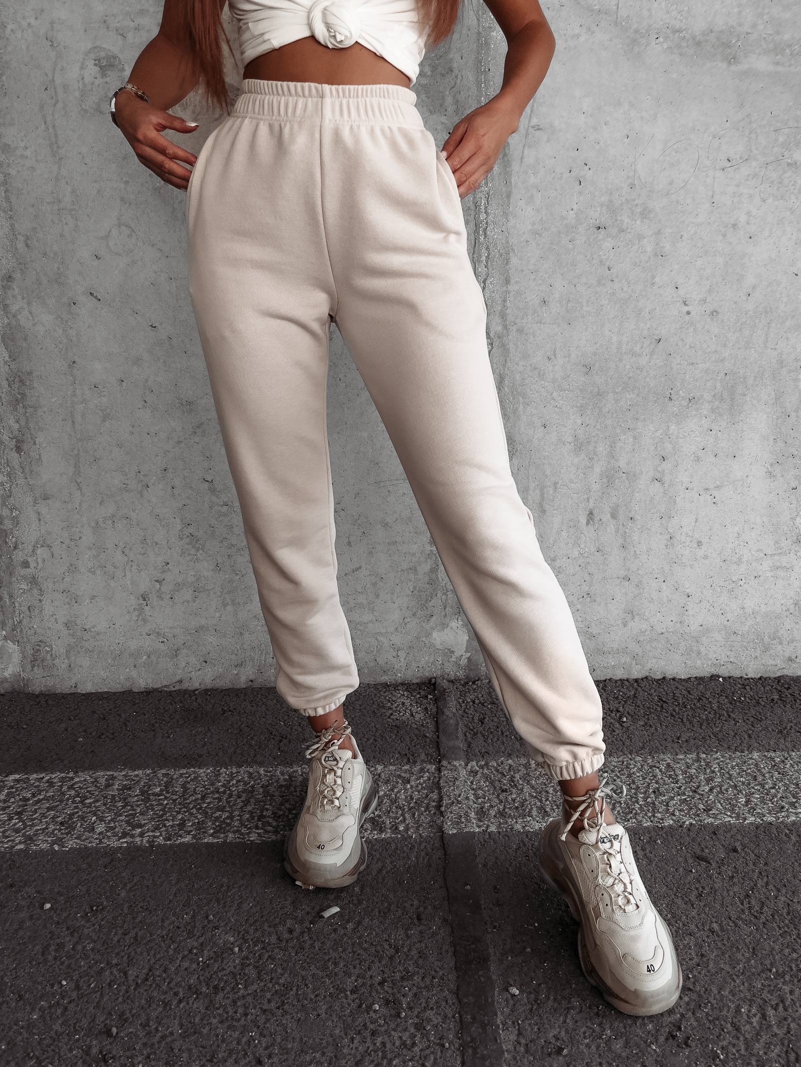 Spodnie bawełniane z haftem Brano Ola Voga beżowe