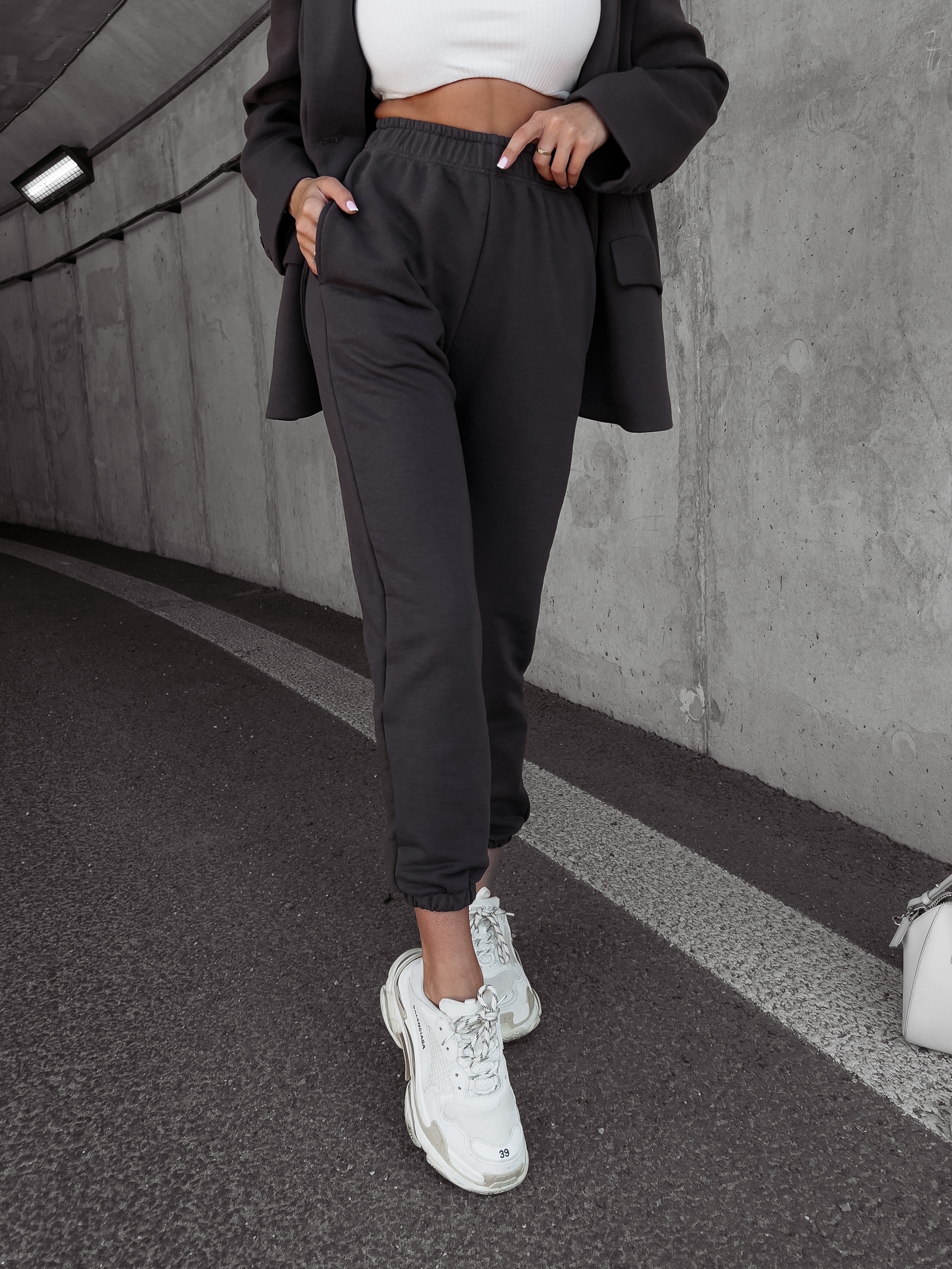 Spodnie bawełniane z haftem Brano Ola Voga grafitowe Spodnie bawełniane z haftem Brano Ola Voga grafitowe