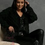 Sweter rozpinany z piórami Ofes czarny