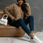 Sweter rozpinany z piórami Ofes cappuccino