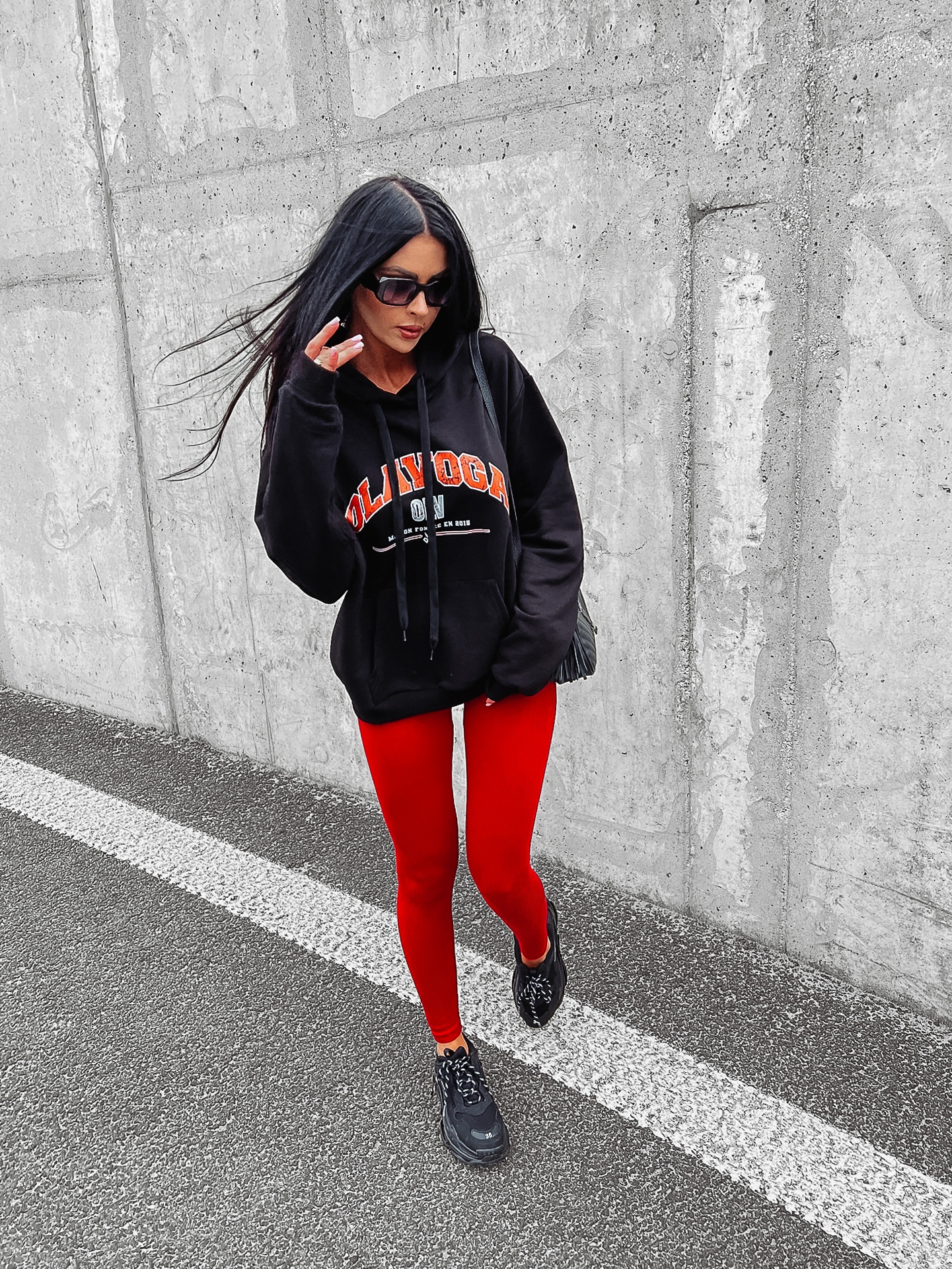 Bluza klasyczna damska z kapturem Ranci Ola Voga czarna