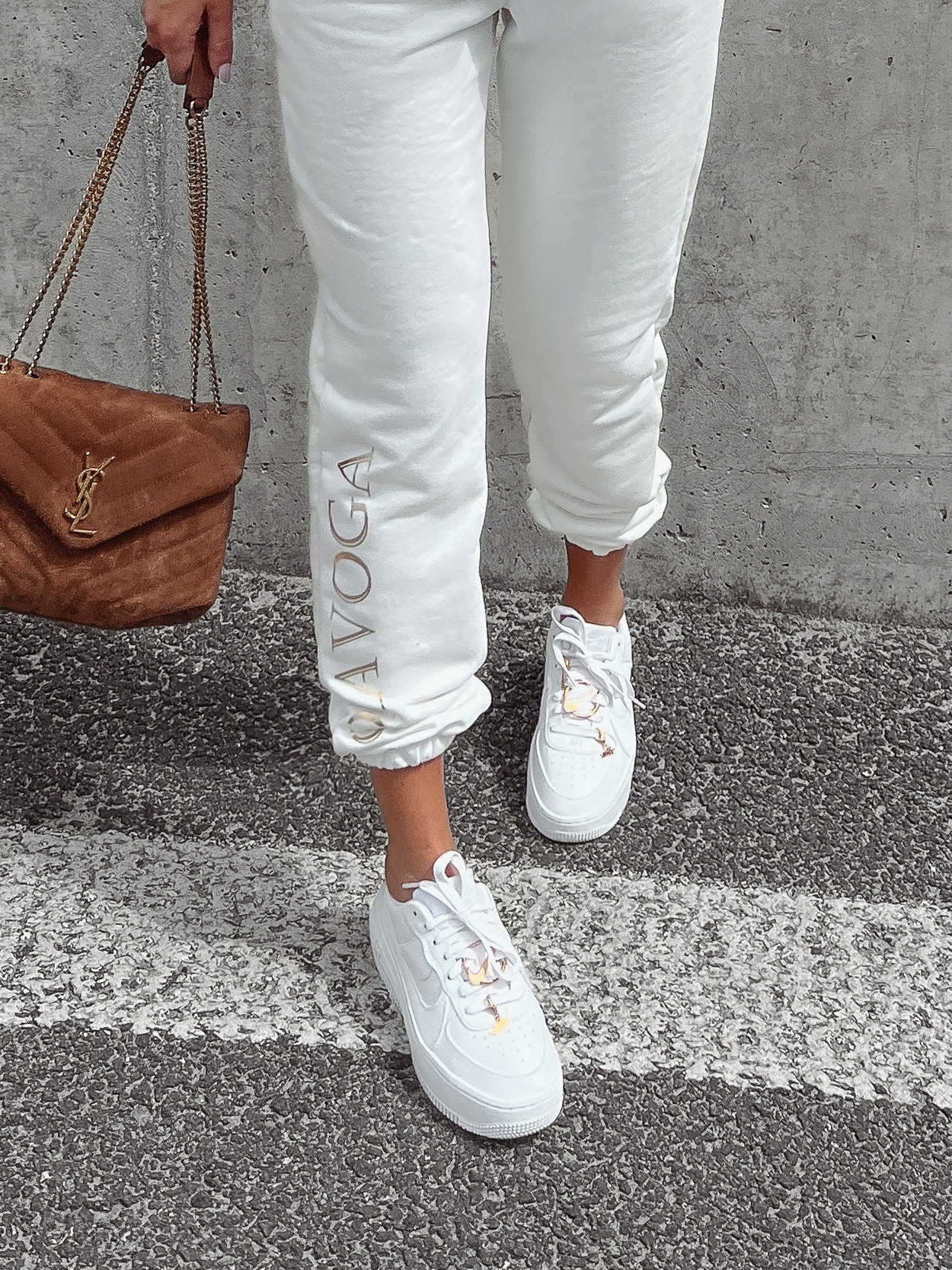 Spodnie dresowe bawełniane wysoki stan Trinity Ola Voga ecru Spodnie dresowe bawełniane wysoki stan Trinity Ola Voga ecru