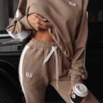 Komplet dresowy damski z lampasem Alaia Ola Voga beżowy